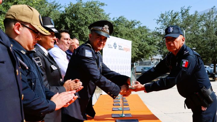 Reconocen a policías de Santa Catarina con más de 30 años de servicio