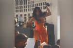 Cardi B lanza su micrófono a persona que le arrojó una bebida