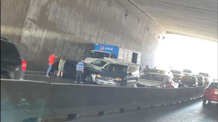 Choque en Paseo de los Leones provoca caos vial