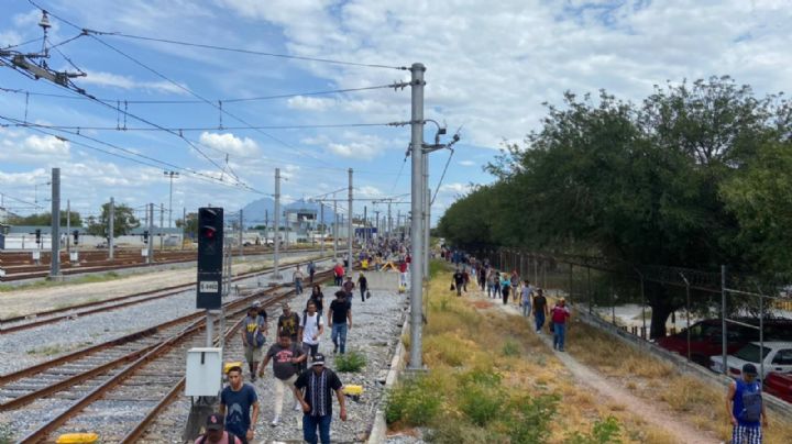 Avería en Metro obliga a pasajeros a bajar en las vías de la estación Talleres