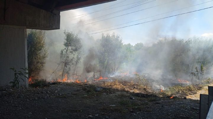 Se registra incendio en río Santa Catarina