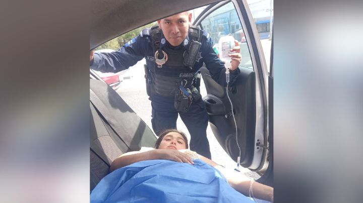 Mujer da a luz en un taxi; policías de Santa Catarina la auxilian