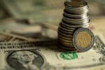 Cierra peso mexicano con 17.05 unidades por dólar, su mejor nivel en 8 años