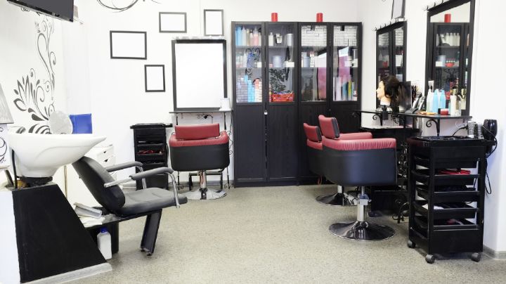 Talibanes cierran los salones de belleza para mujeres en Afganistán
