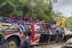 Volcadura de autobús deja al menos 26 muertos en Oaxaca
