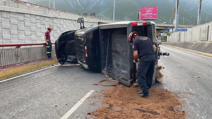 Conductor vuelca camioneta sobre Lázaro Cárdenas y se da a la fuga