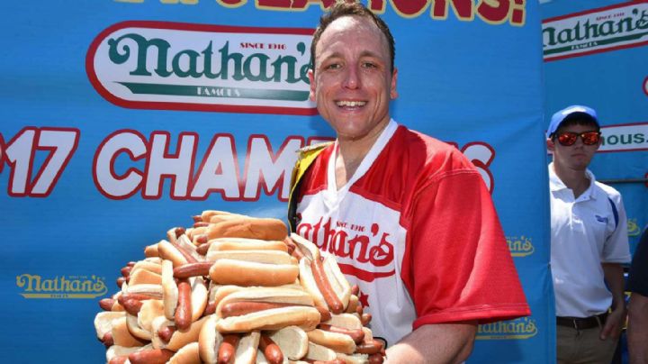 Joey Chestnut sorprende al 'devorar' 62 Hot Dog en 10 minutos