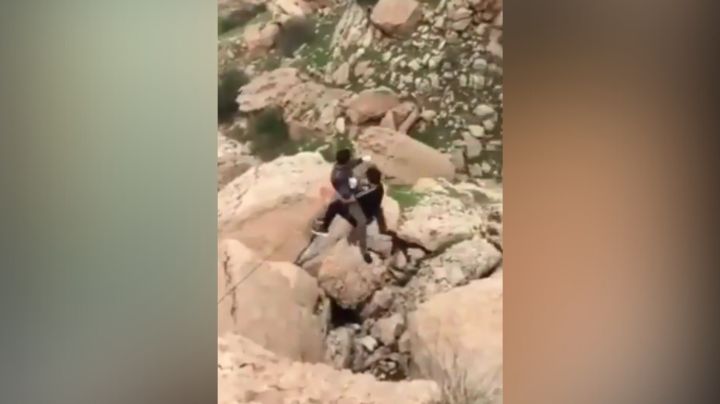Video: Hombres caen al reventarse tirolesa en medio de la montaña