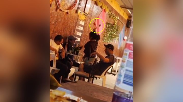 Mujer agrede a hombre con botella de vidrio por salir con sus amigos