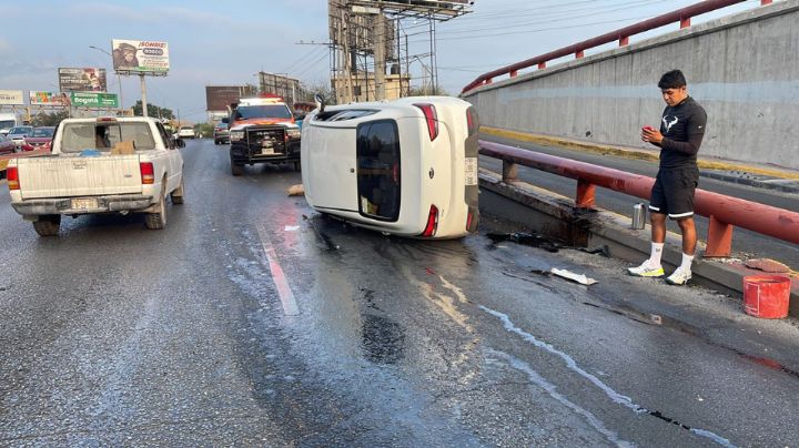 Joven pierde el control y vuelca su auto en avenida Fidel Velázquez