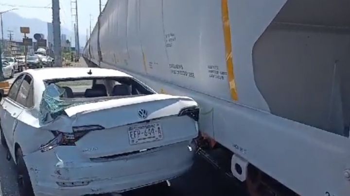 Choca tren con automóvil en avenida Fletereos