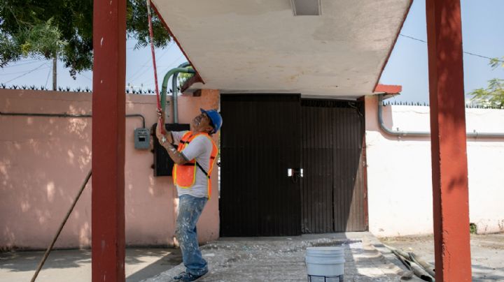 Restauran techo de escuela donde niños usaron casco en Monterrey