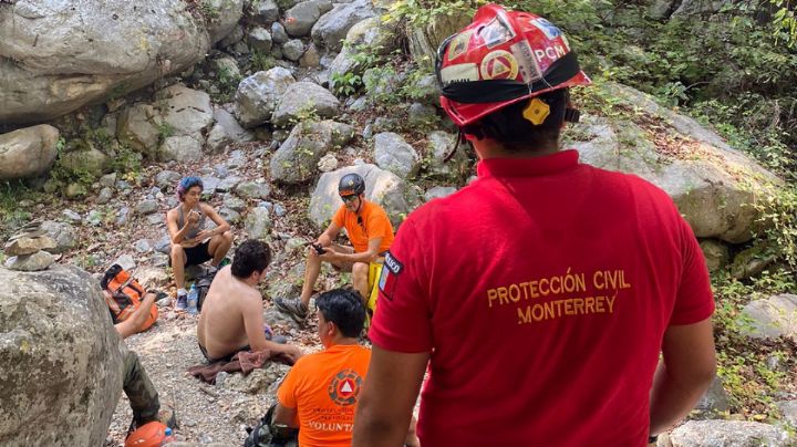 Rescatan a 3 senderistas varados en el cerro de La Estanzuela