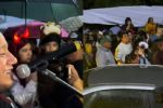 Bloquean calle de La Casa de los Famosos y arman fiesta previo a la final