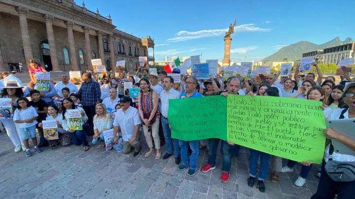 Frente NL protesta en contra de los nuevos libros de la SEP