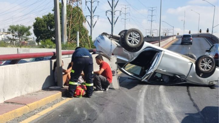 Auto vuelca sobre avenida Eugenio Garza Sada en Monterrey