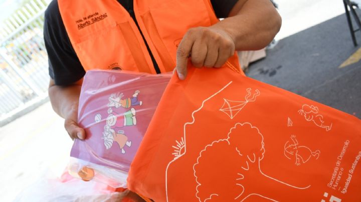 Entrega programa 'Juntos a la Escuela' útiles escolares en Monterrey