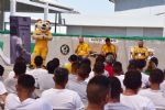 Tigres convive y juega futbol con reclusos en Penal de Apodaca