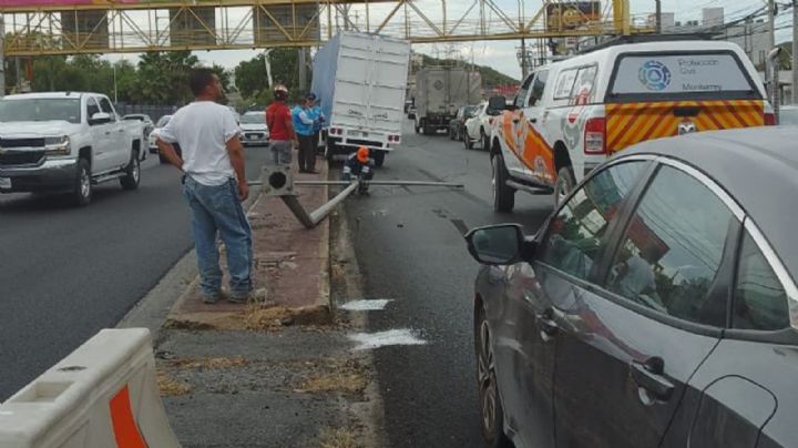 Camioneta derriba poste y paraliza Garza Sada