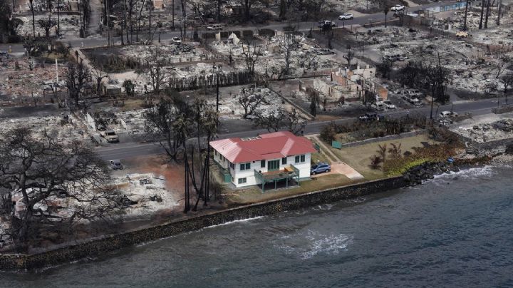 El misterio de la casa roja que sobrevivió a los incendios en Hawái