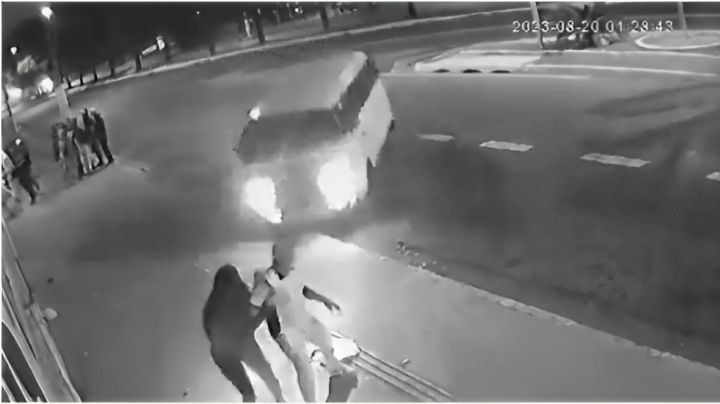Combi pierde el control y mata a mujer embarazada que caminaba con su marido