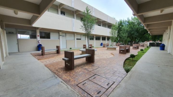 Universitarios toman clases en aulas de prepa para evitar largos traslados