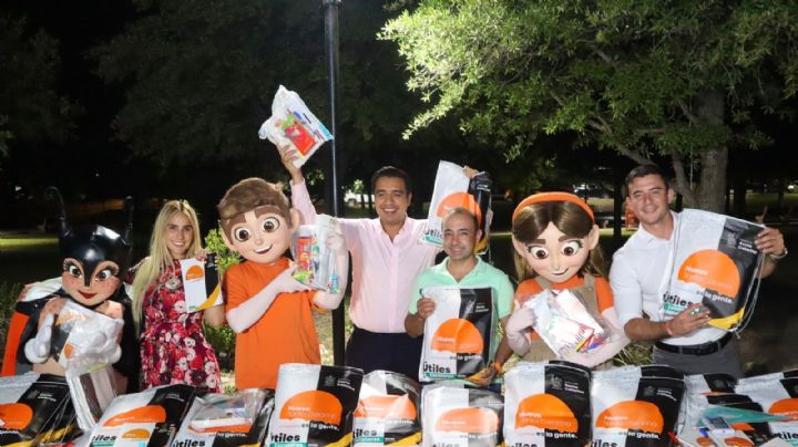 Entregan paquetes de útiles escolares en Santa Catarina por regreso a clases