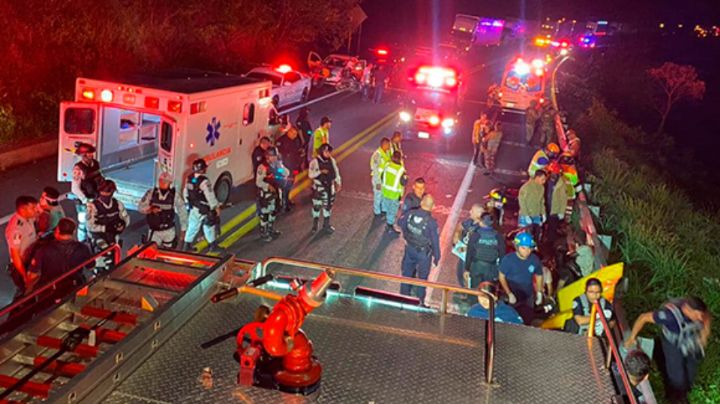 Autobús de pasajeros cae a barranco; deja 15 muertos y 21 heridos en Nayarit
