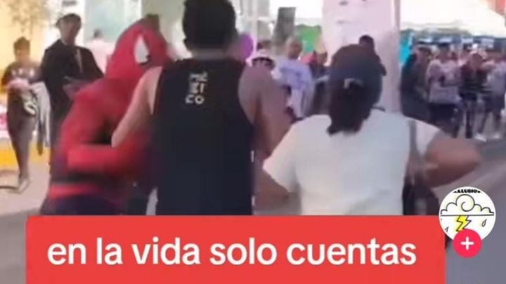Video: Spiderman ayuda a hombre a terminar un medio maratón