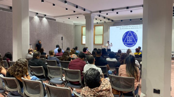 Celebran foro de Alcohólicos Anónimos para concientizar sobre la enfermedad