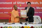 Samuel García firma convenio de electromovilidad y tecnología en India