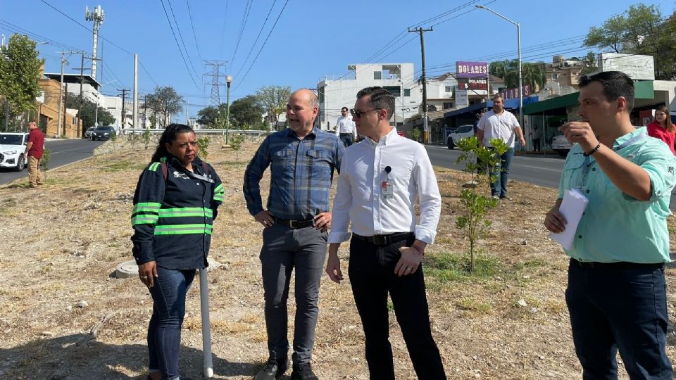 Luis Donaldo Colosio (camisa blanca) supervisa nuevo sistema de riego