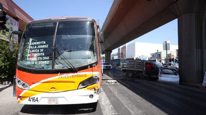 Autobús protagoniza choque múltiple con lesionados en Monterrey