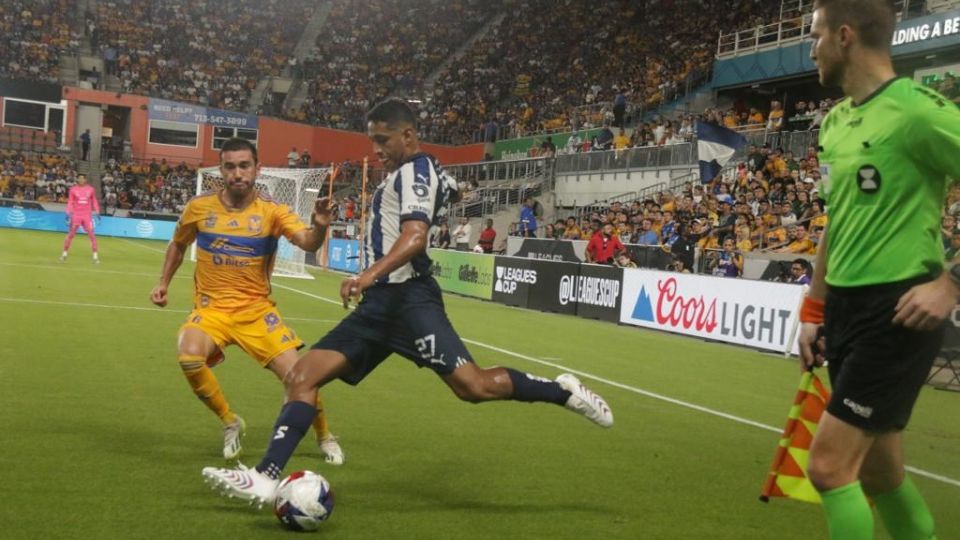 Luis Romo y Juan Pablo Vigón disputan un balón en el Clásico Regio en Houston, por los Octavos de Final de la Leagues Cup