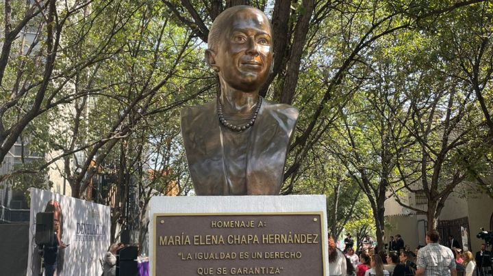 Presentan busto en honor a María Elena Chapa en Monterrey