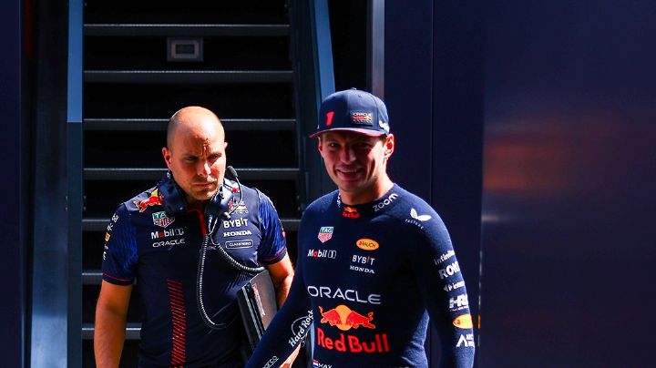Verstappen discute con su ingeniero en Italia