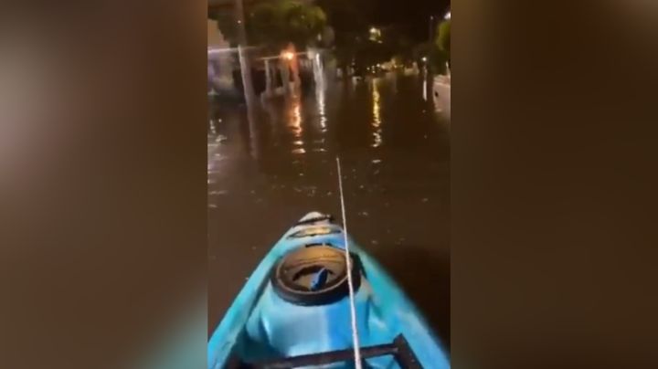 Ante las fuertes lluvias, hombre sale a pasear en su kayak por las calles