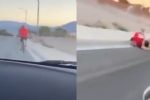 Jóvenes atropellan y matan a ciclista; lo graban y se ríen
