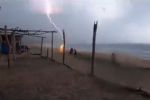 VIDEO: Mueren 2 personas al caerles un rayo en una playa de Aquila, Michoacán