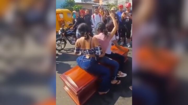 Jóvenes despiden a su amiga 'perreando' sobre su ataúd