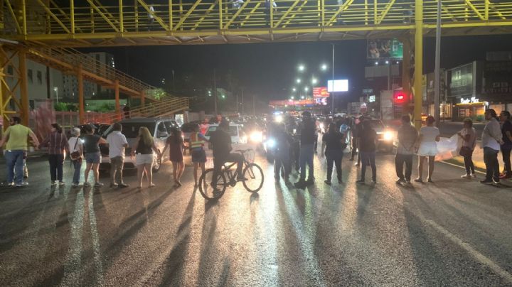 Vecinos bloquean nuevamente avenida Gonzalitos por falta de agua