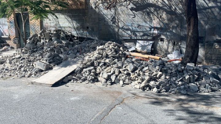 Hombre derrumba barda y termina lesionado en Monterrey