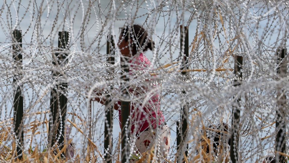 Una persona migrante que intenta cruzar el Río Grande.