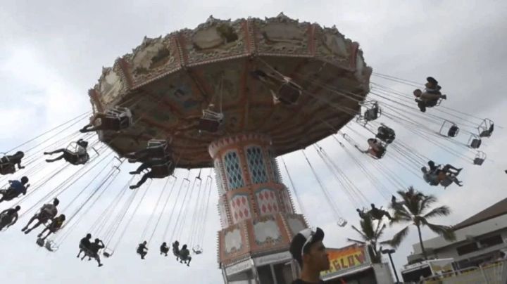Mujer sale expulsada en silla voladora tras falla de juego mecánico
