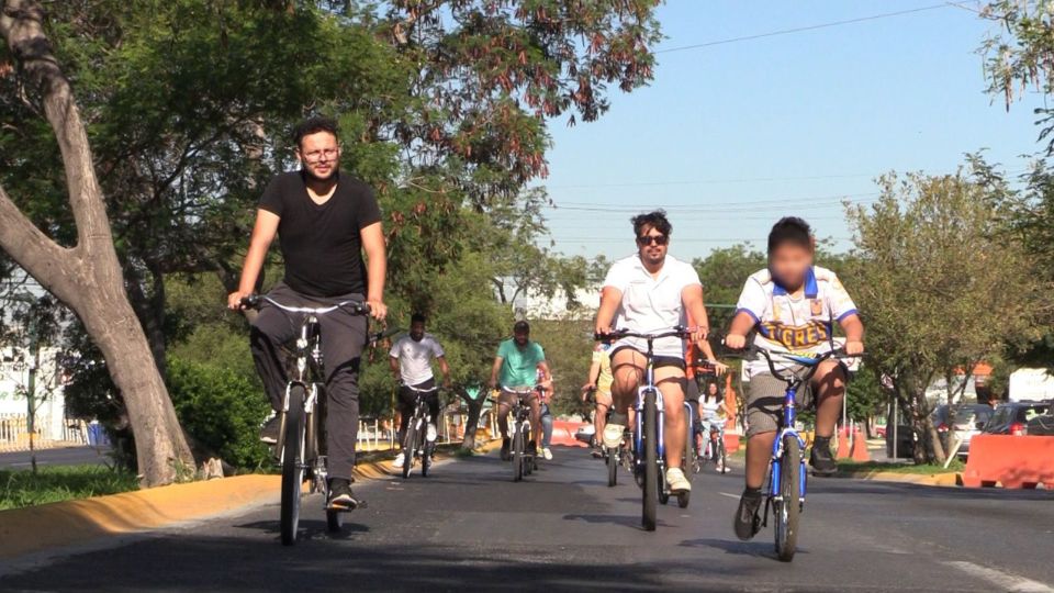 Paseantes disfrutan de la Vía Recreativa en Santa Catarina.