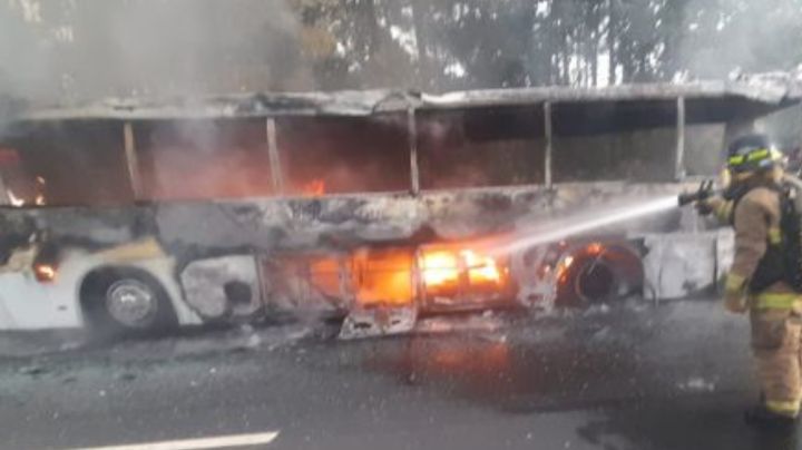 Sujetos armados incendian autobús con 30 pasajeros en Ecuador
