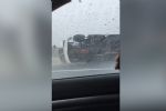 En medio de lluvias, vuelca tráiler en la autopista a Laredo