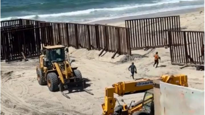 Migrantes aprovechan reparación de muro y pasan corriendo a EU