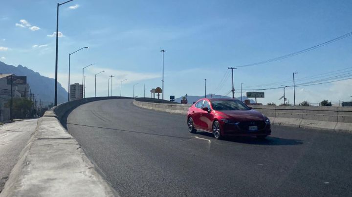 Reportan falta de división en carriles en megapuente de Santa Catarina