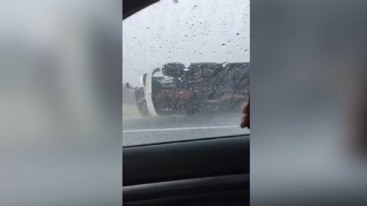 En medio de lluvias, vuelca tráiler en la autopista a Laredo